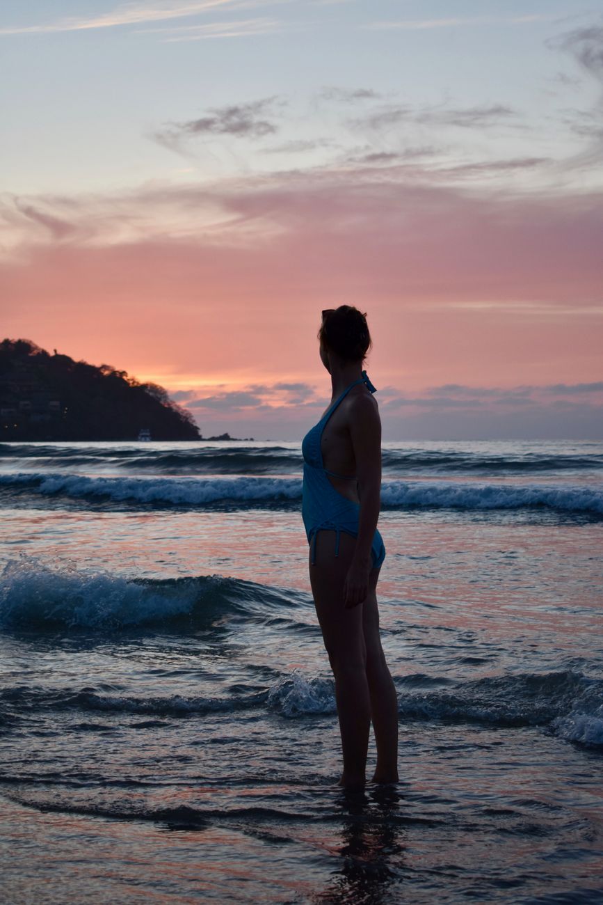 Mujer en bikini junto al agua