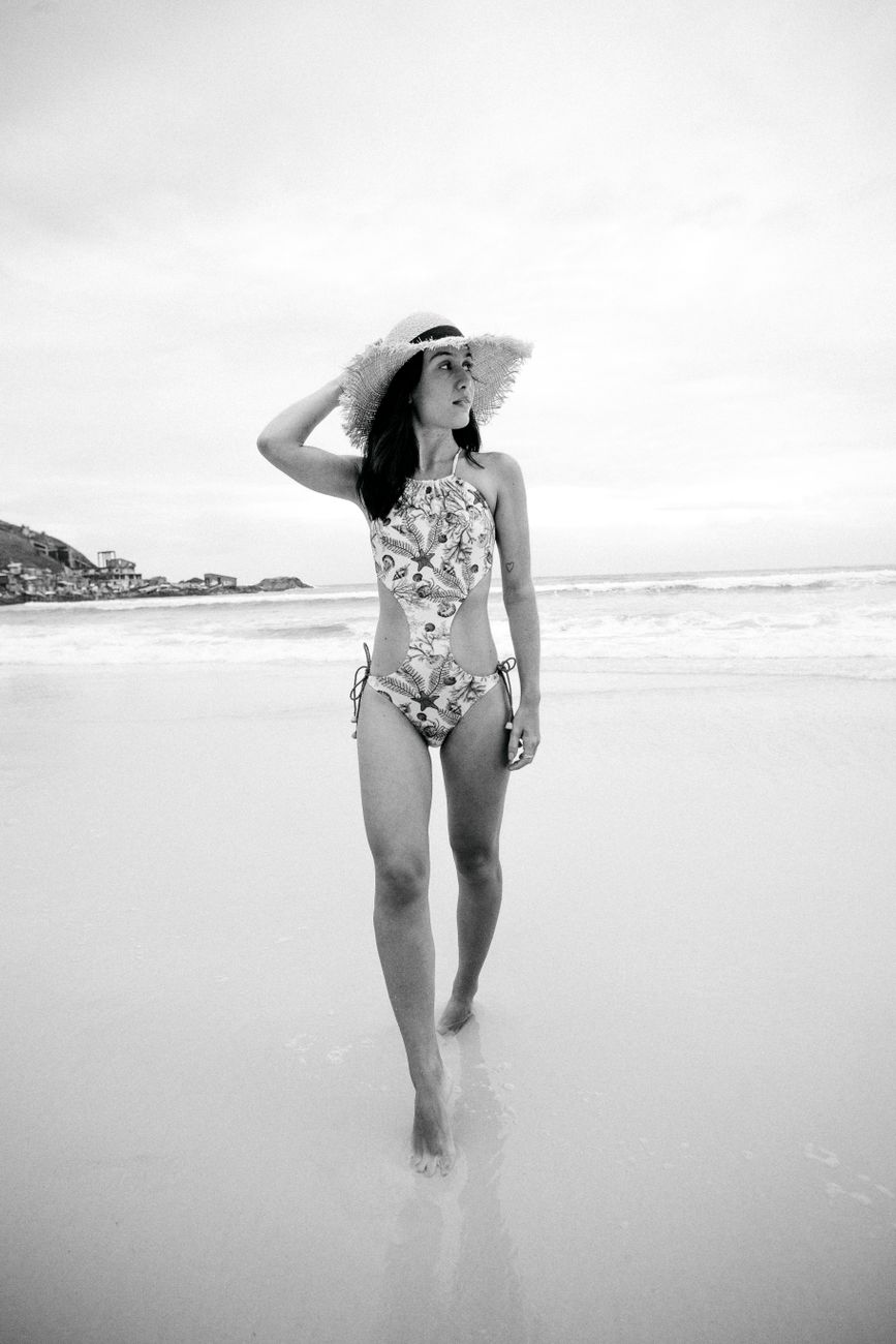 Mujer en bikini junto al agua