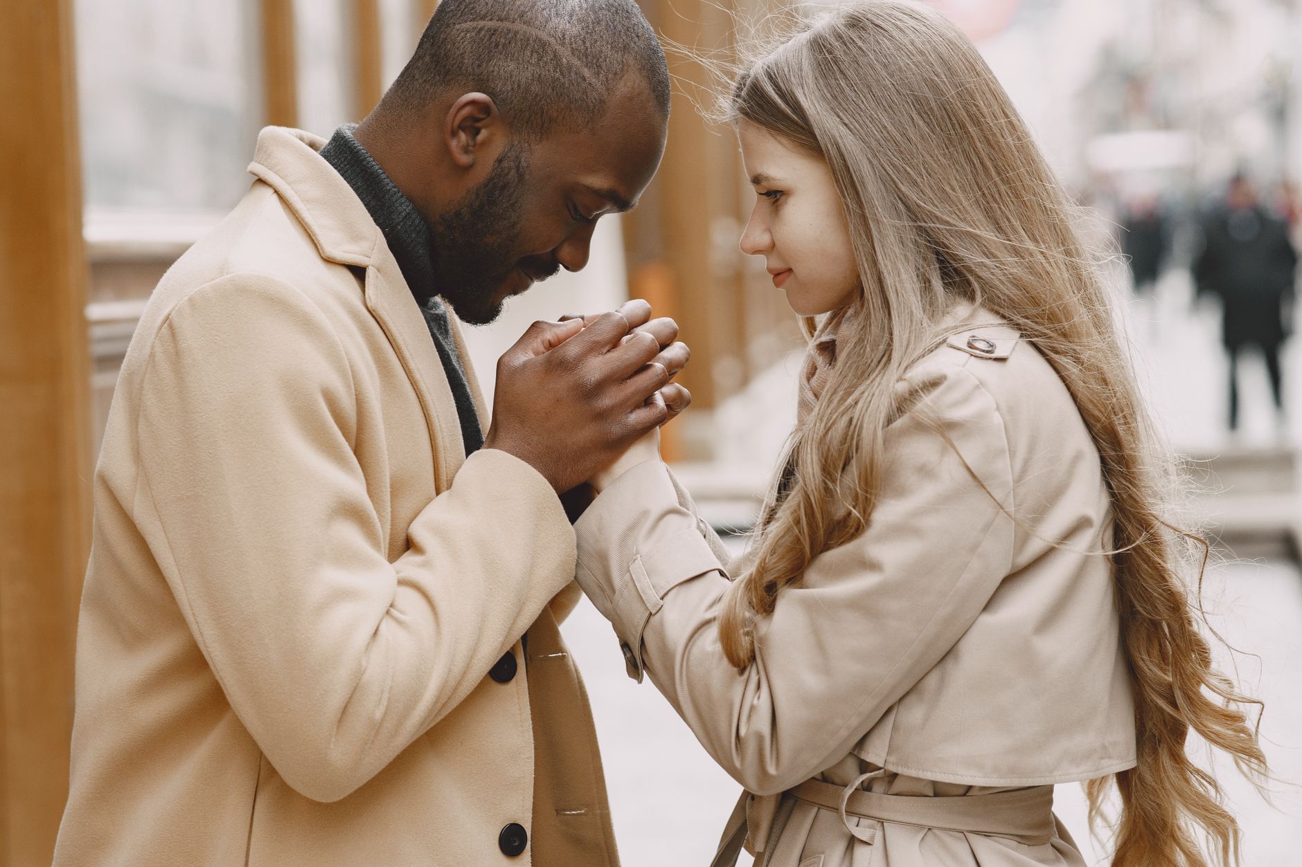 Pareja abrazada