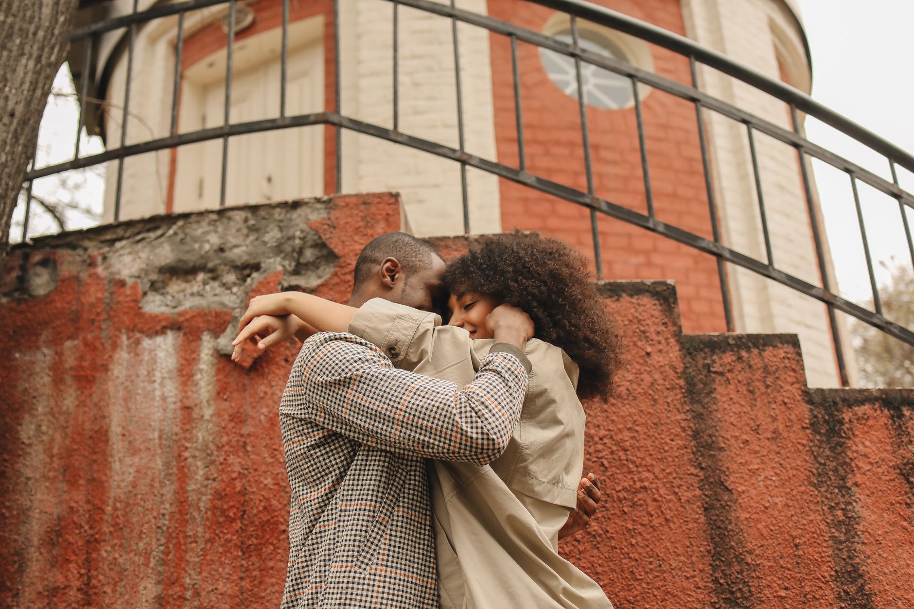Pareja abrazada